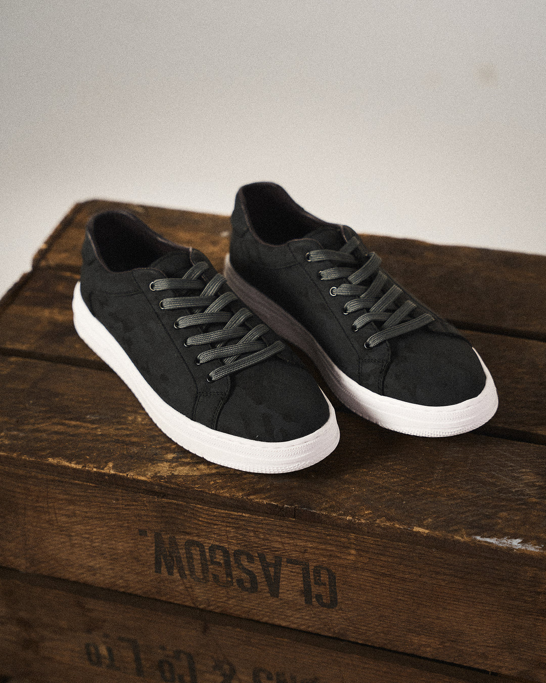 Alonzo | Men’s Lace Up Round Toe Sneakers