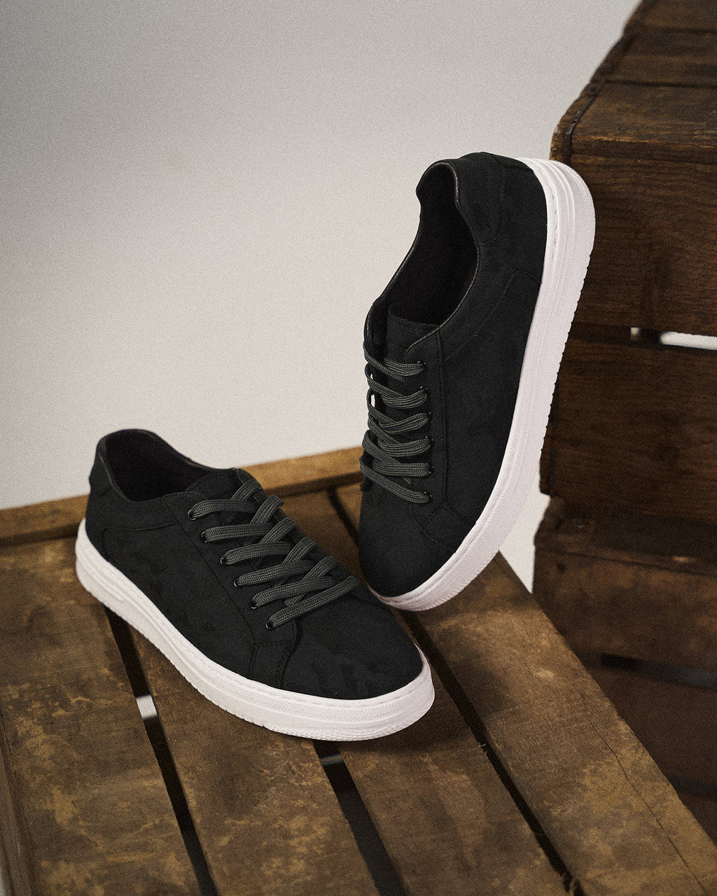 Alonzo | Men’s Lace Up Round Toe Sneakers